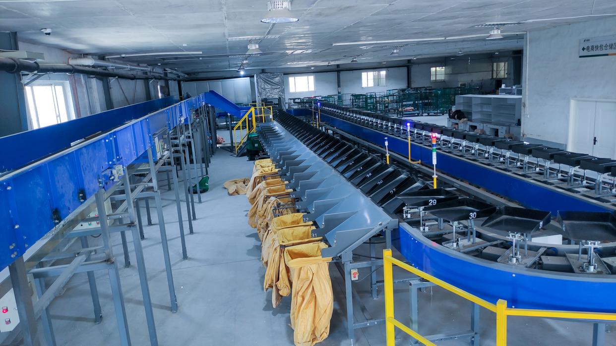 物流自动分拣设备:提升效率的翻盘式分拣机