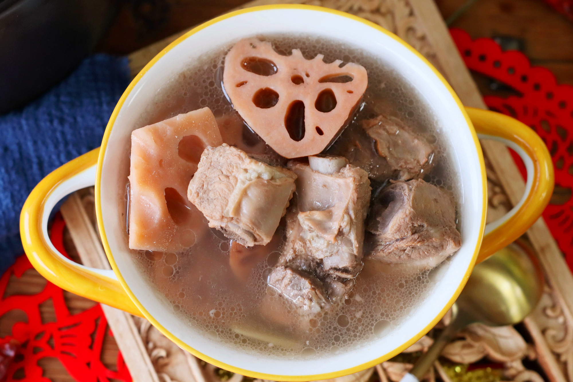 做莲藕排骨汤,记住"2用2不用",莲藕粉糯,肉味足汤鲜美