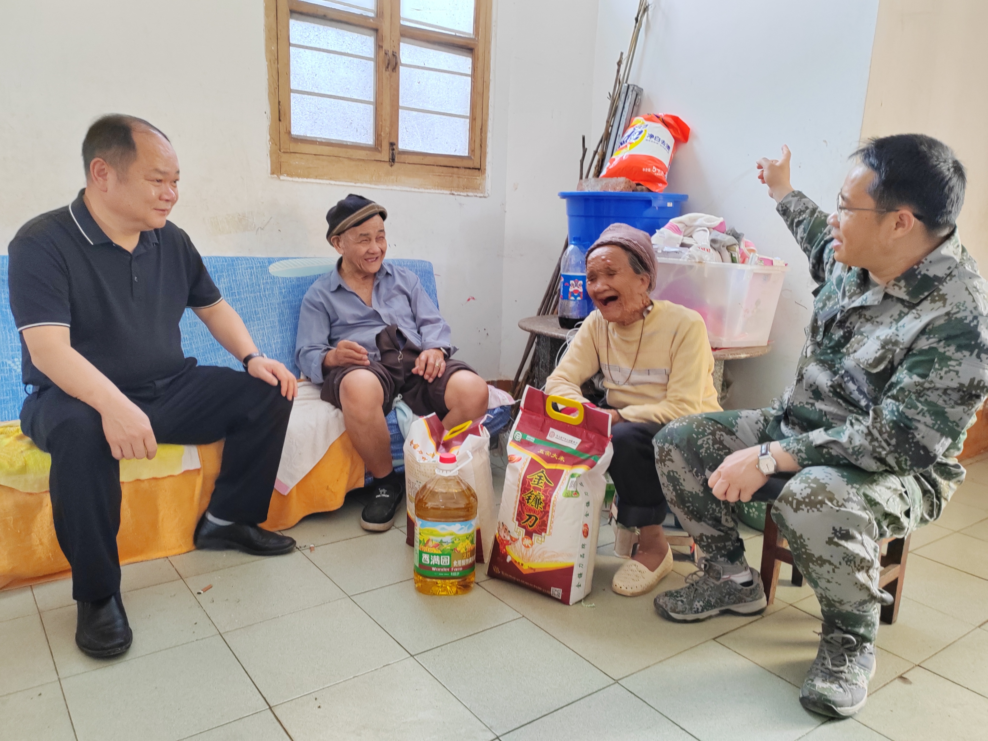 「看图说新闻」干部脚下有尺度 群众生活有温度