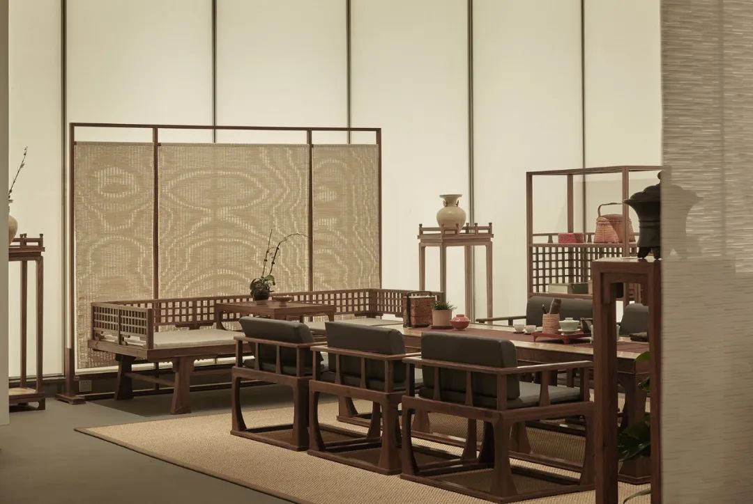 唐器舒阔,看早雨围屏榻