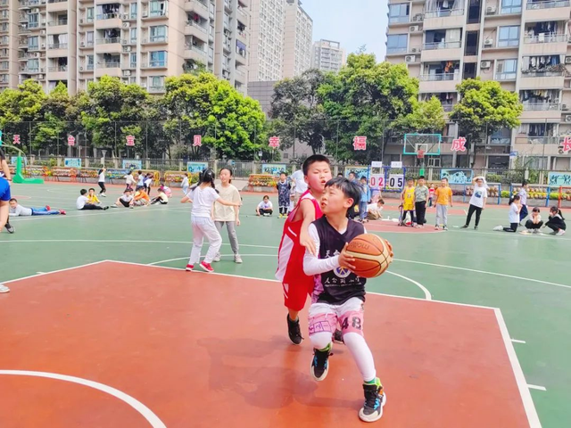 重庆市南岸区天台岗小学午间篮球联赛拉开帷幕