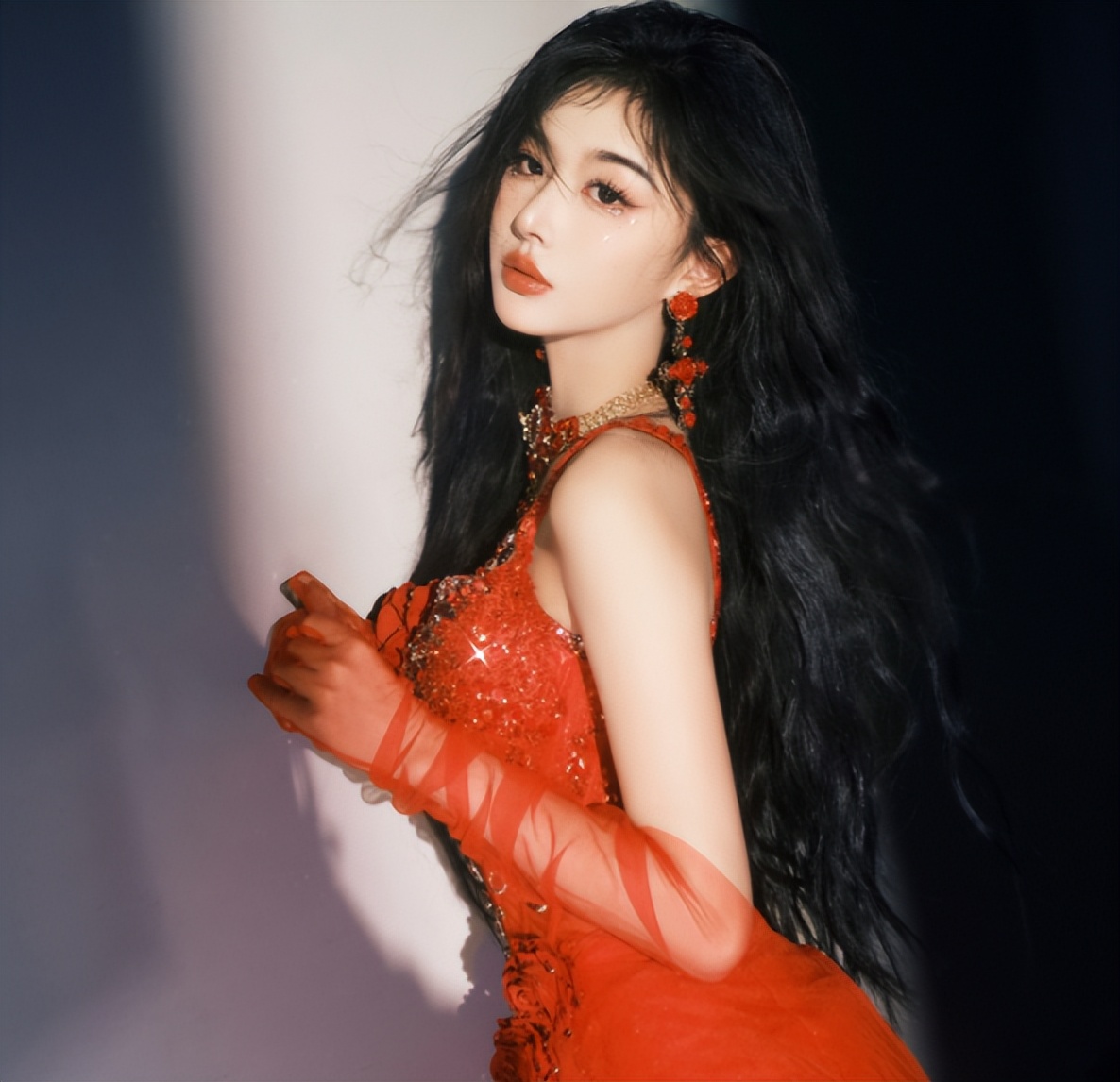 蜜蜂少女孔雪儿穿红纱裙出镜,锁骨香肩美腿,妩媚动人