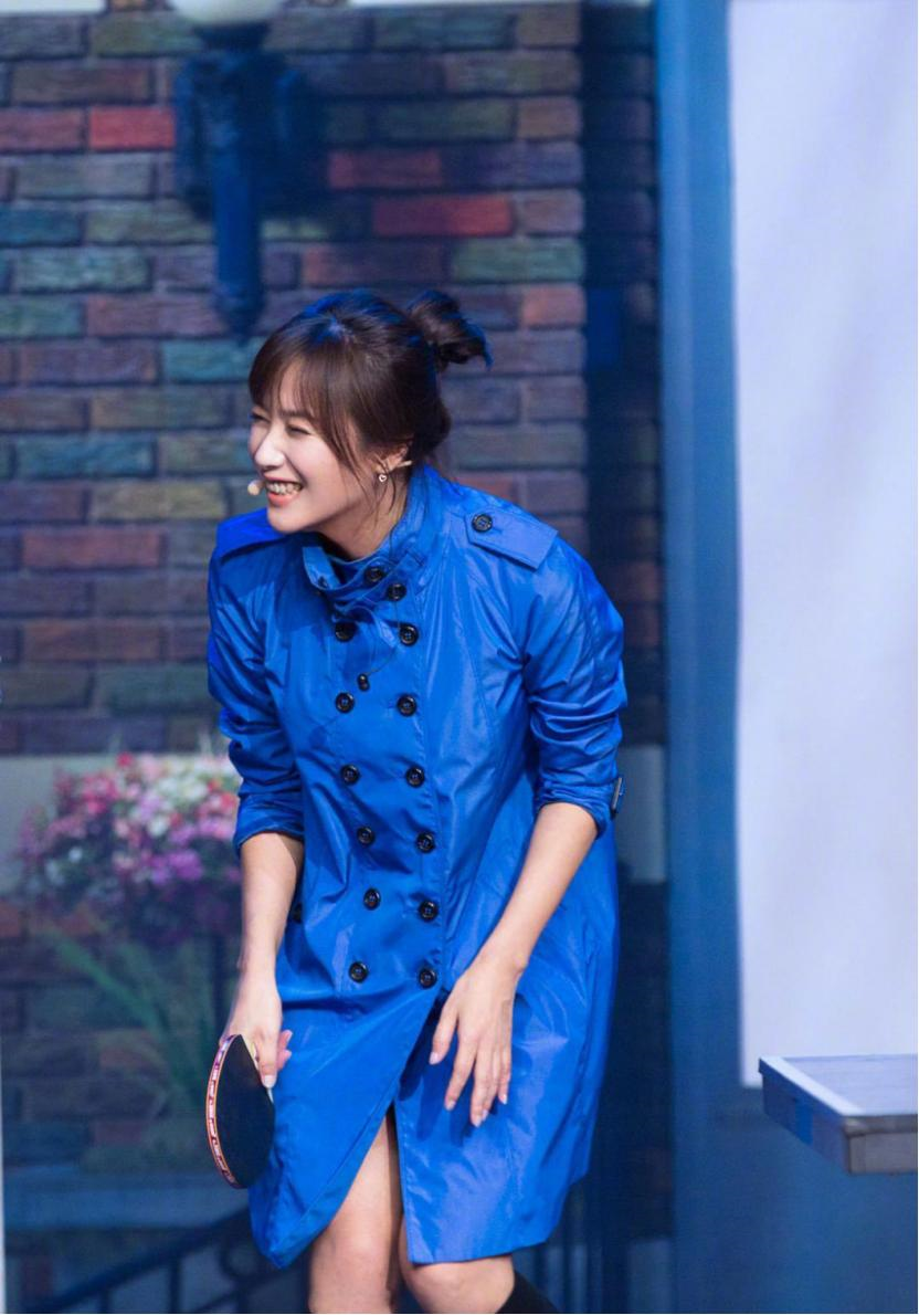 徐静蕾也是"商圈女神",穿蓝色连衣裙搭配黑色小腿袜,高级时髦