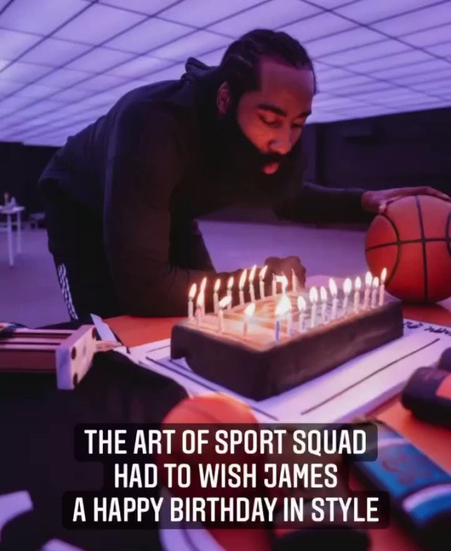 哈登派对现场曝光,生日蛋糕插24根蜡烛,巨型海报墙彰显主人身份