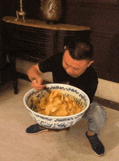 姑娘,自拍要注意眼镜的反射,秘密被人看到多尴尬!哈哈哈哈