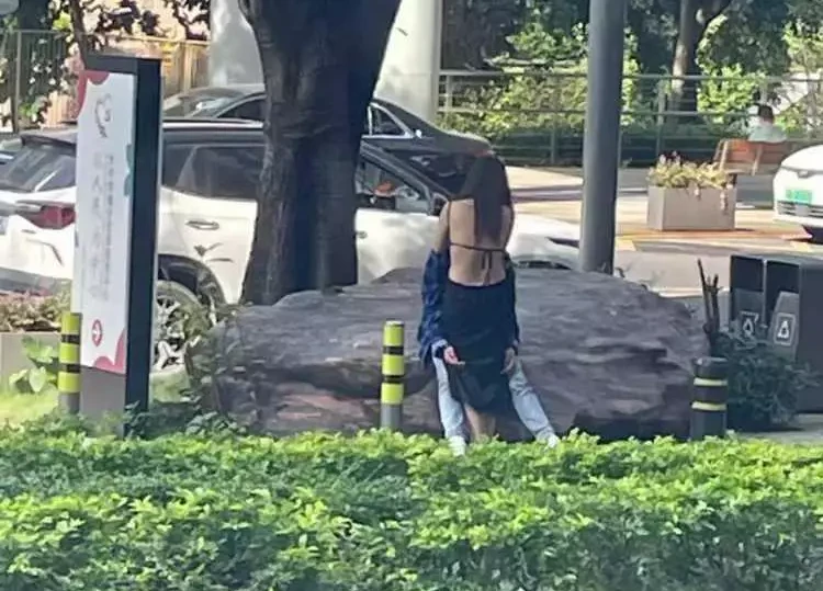 年轻情侣在路边做出不雅行为,毫无廉耻之心