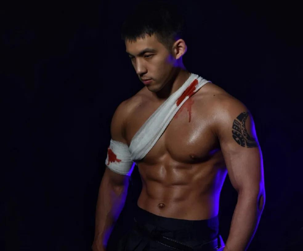 93年上海肌肉男,因洗澡视频走红网络,一副好身材太"野"了