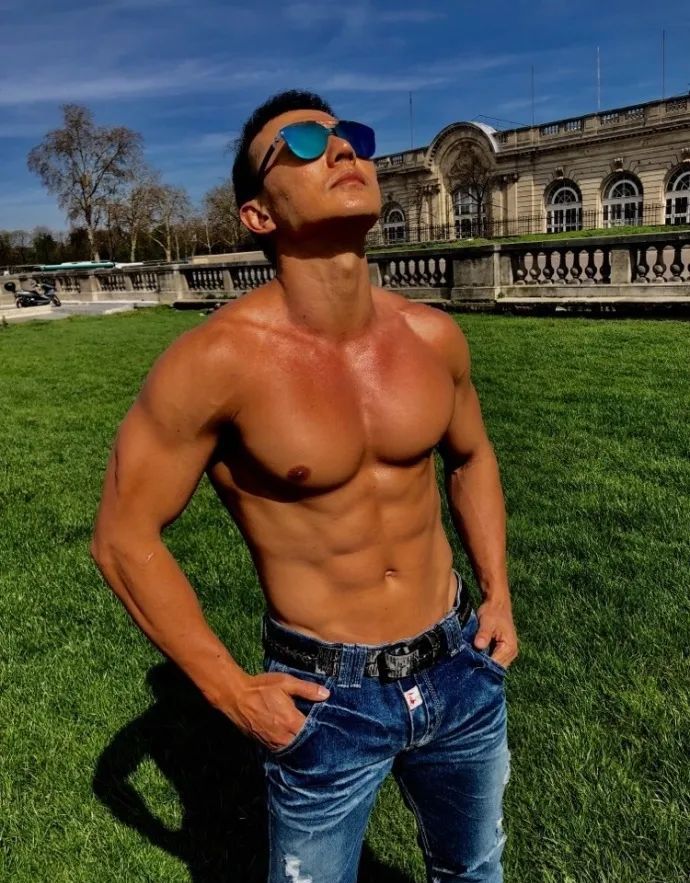 48岁刘畊宏半裸秀腹肌,这身材也太抗打了!