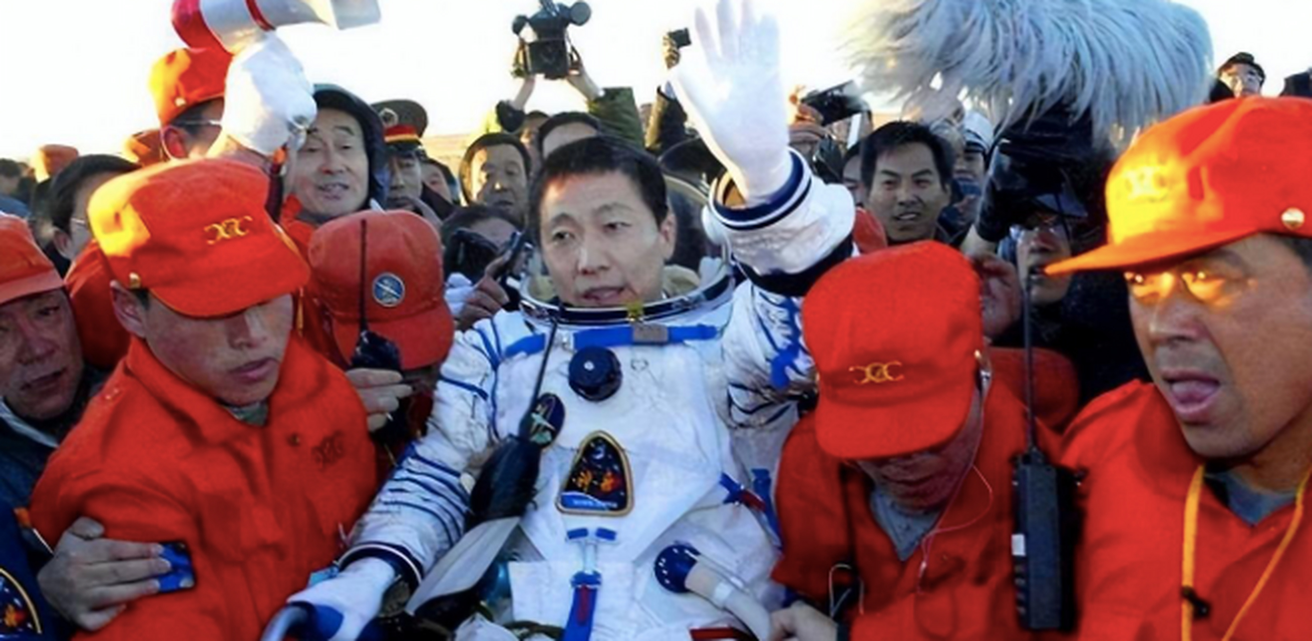 2003年,杨利伟乘坐神舟五号飞船成功返回地球,成为中国首位航天员.