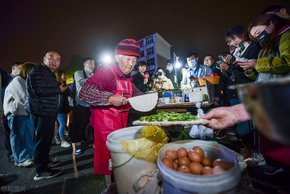 对下一代影响也不好,河南96岁卖菜馍的奶奶带了个好头