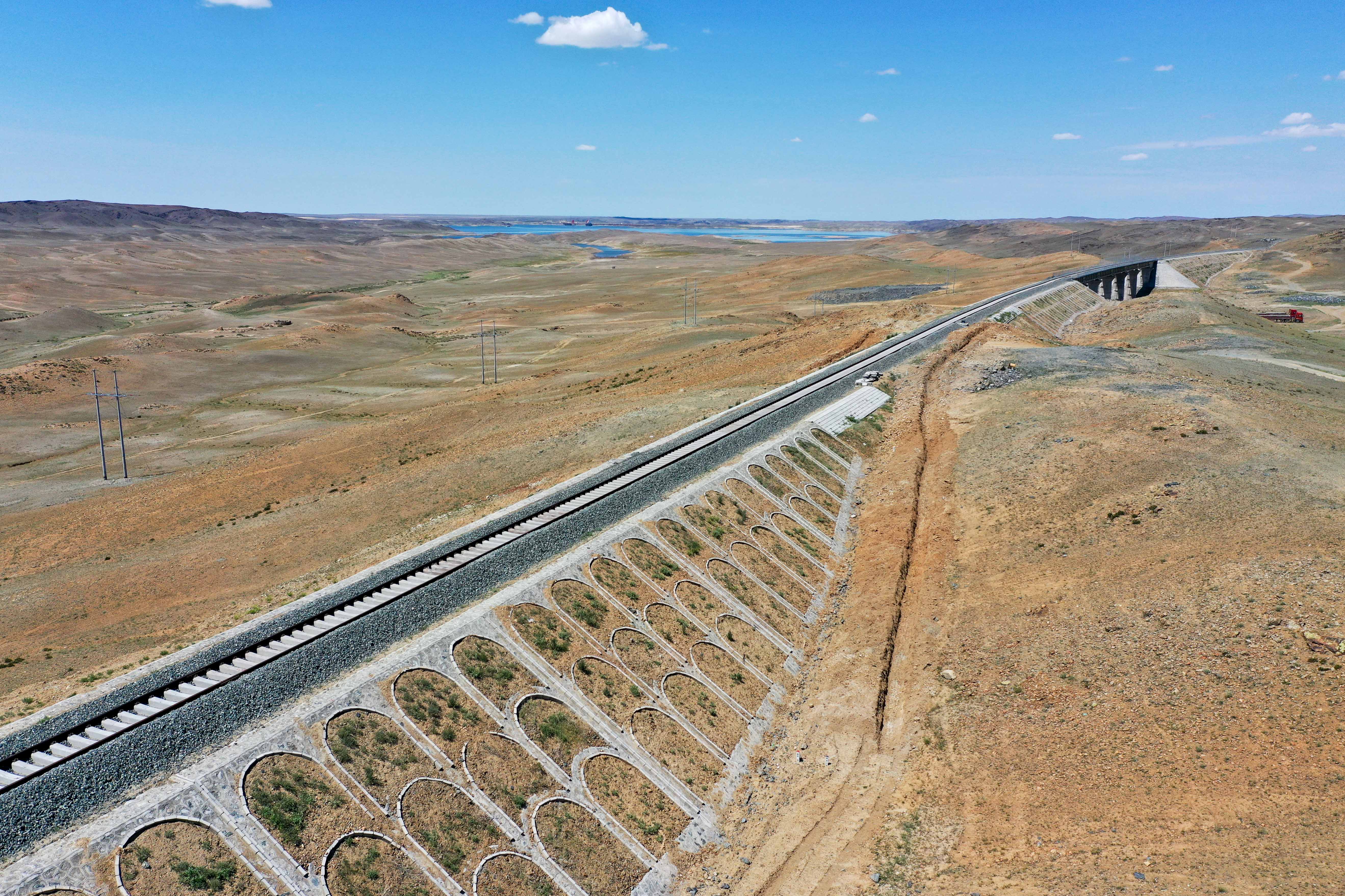 阿富准铁路铺轨全线贯通 北疆铁路环线正式形成(2)