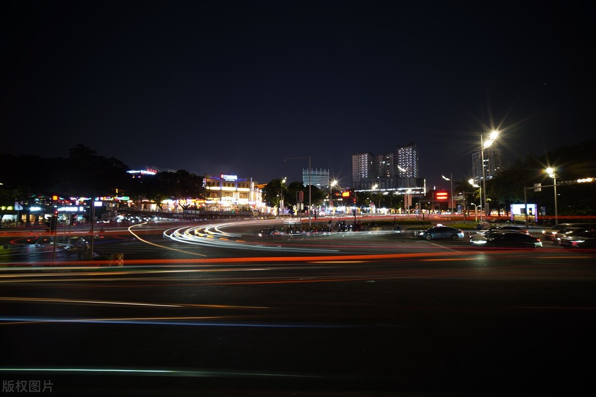 广西南宁三街两巷路口夜景