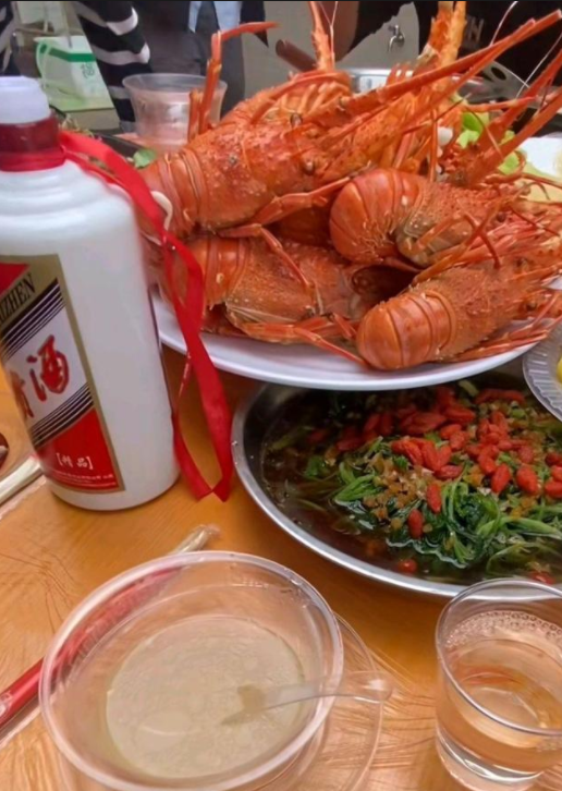 农村满月宴,主家拒绝接受礼物,龙虾鲍鱼放开吃,喜酒竟是老茅台