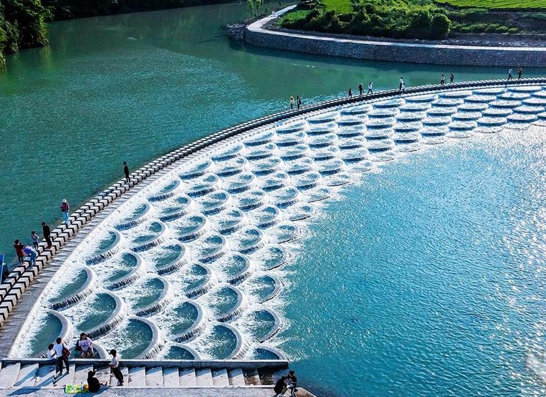 【11位大妈着魔一样打卡鱼鳞坝,仅剩4人归来,网友辣评:不作不死】 前