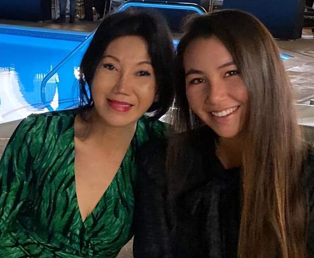 67岁首届港姐冠军孙泳恩罕现身,脸上布满岁月痕迹,气质依然出众