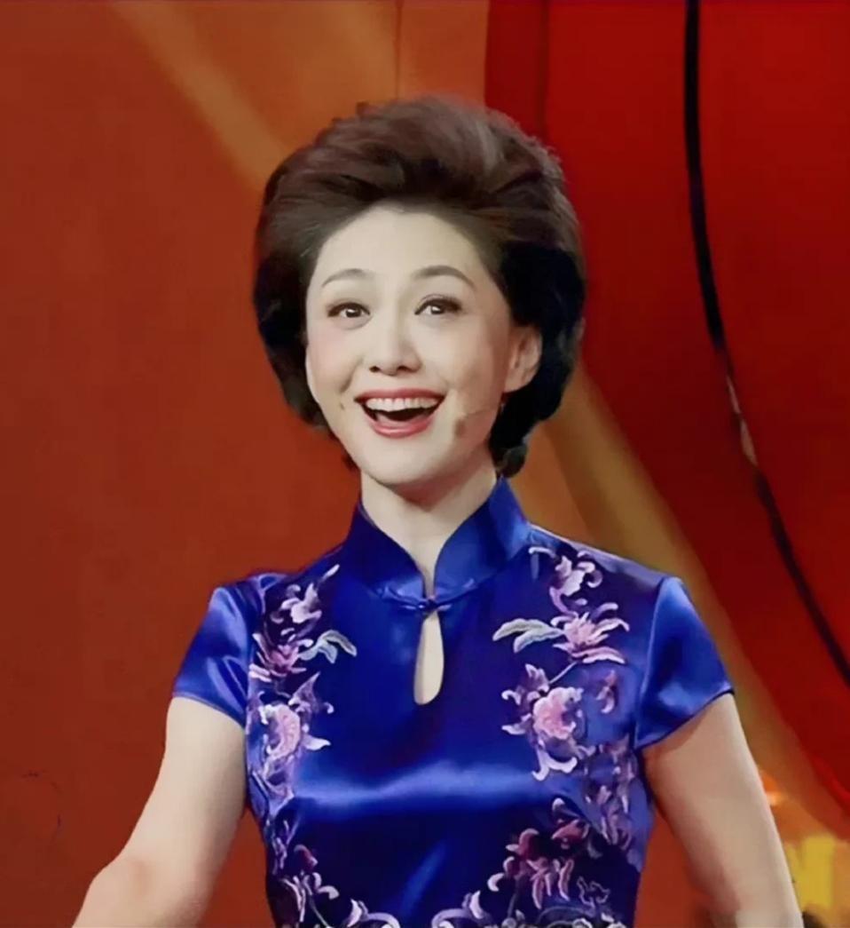 海霞才是央视最美主持吧!穿蓝色缎面旗袍端庄高雅,福相脸真讨喜