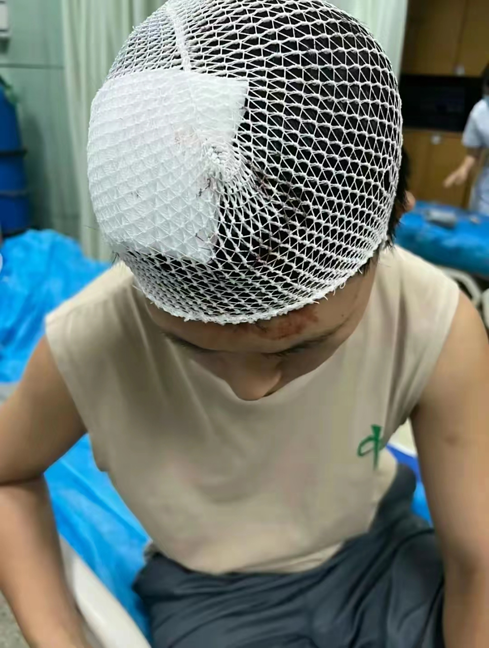不料同行认为她卖得太便宜,辱骂并殴打女孩