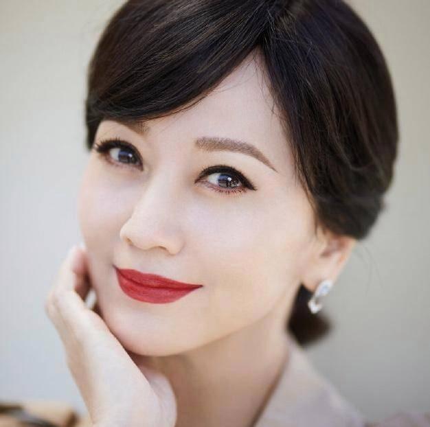 中年女人护肤法则:记住这四个关键点,皮肤白皙细腻,气质更佳