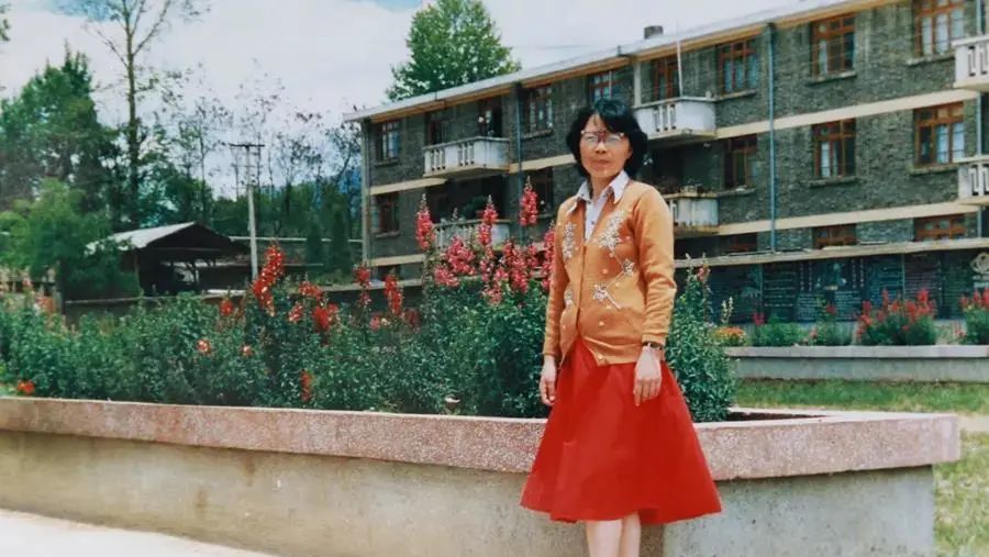 一张47年前旧照把人看哭:17岁的张桂梅校长,眼里一直有光!