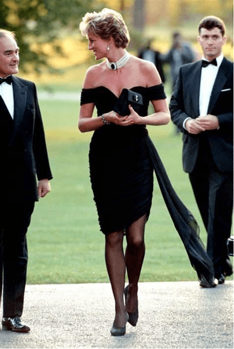 1997年,戴安娜身穿泳衣显身材,大长腿比模特还美,卡米拉差远了