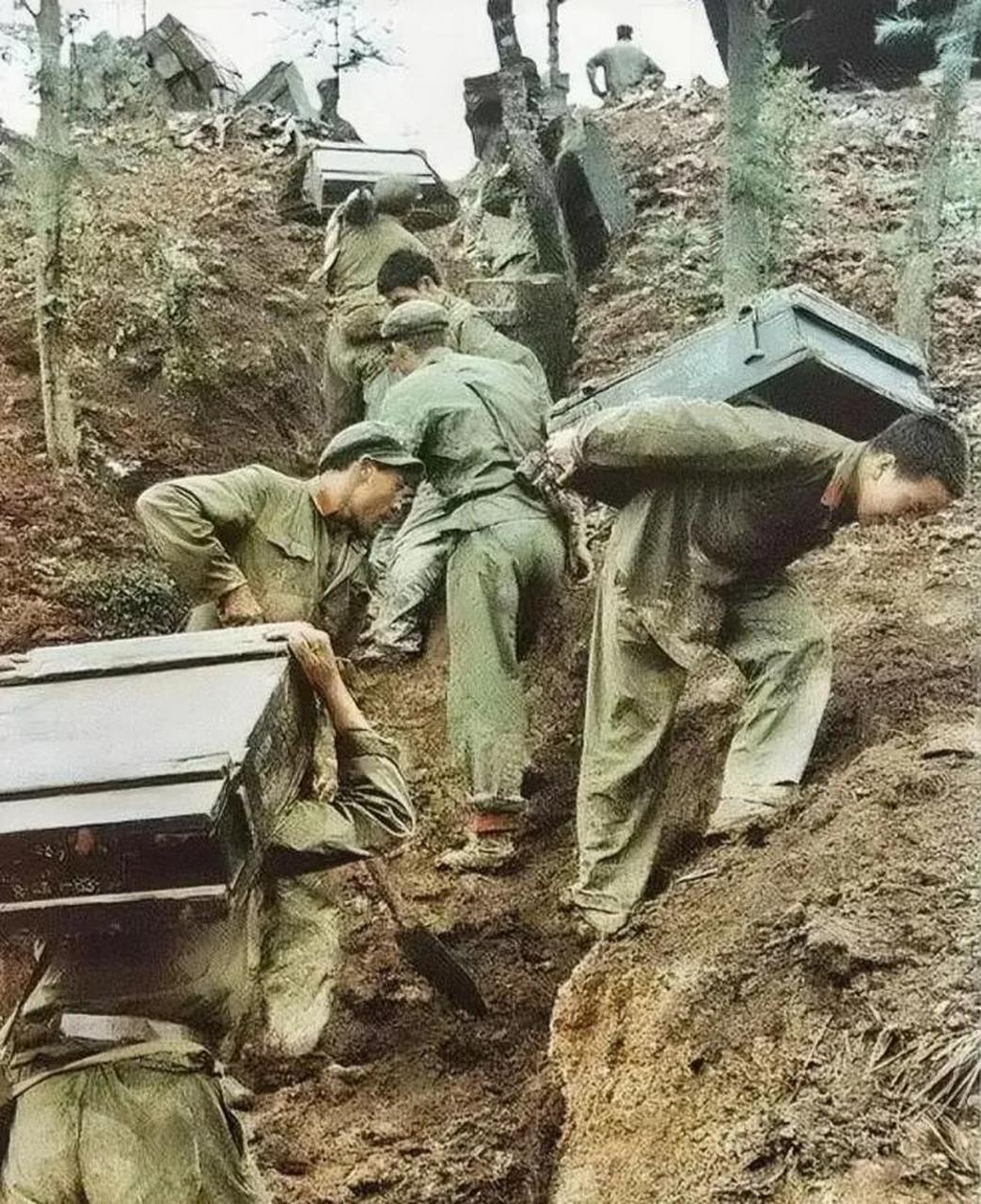 1979年, 对越自卫反击战的老山地区,解放军战士们肩扛着沉甸甸的木箱