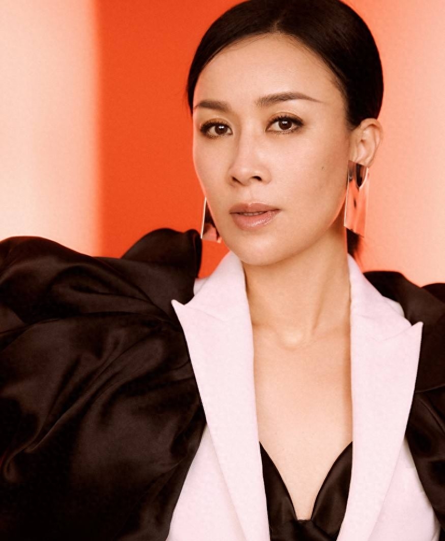 歌手那英:和高峰同居10年,分手后带着儿子嫁给孟桐,如今怎样了?