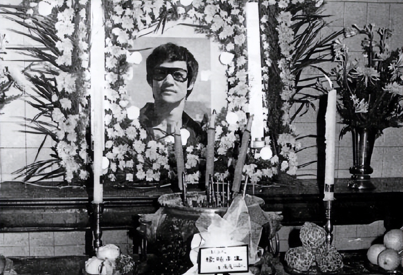 1973年李小龙死在情人家,42年后丁佩说出实情,是谋杀还是病死