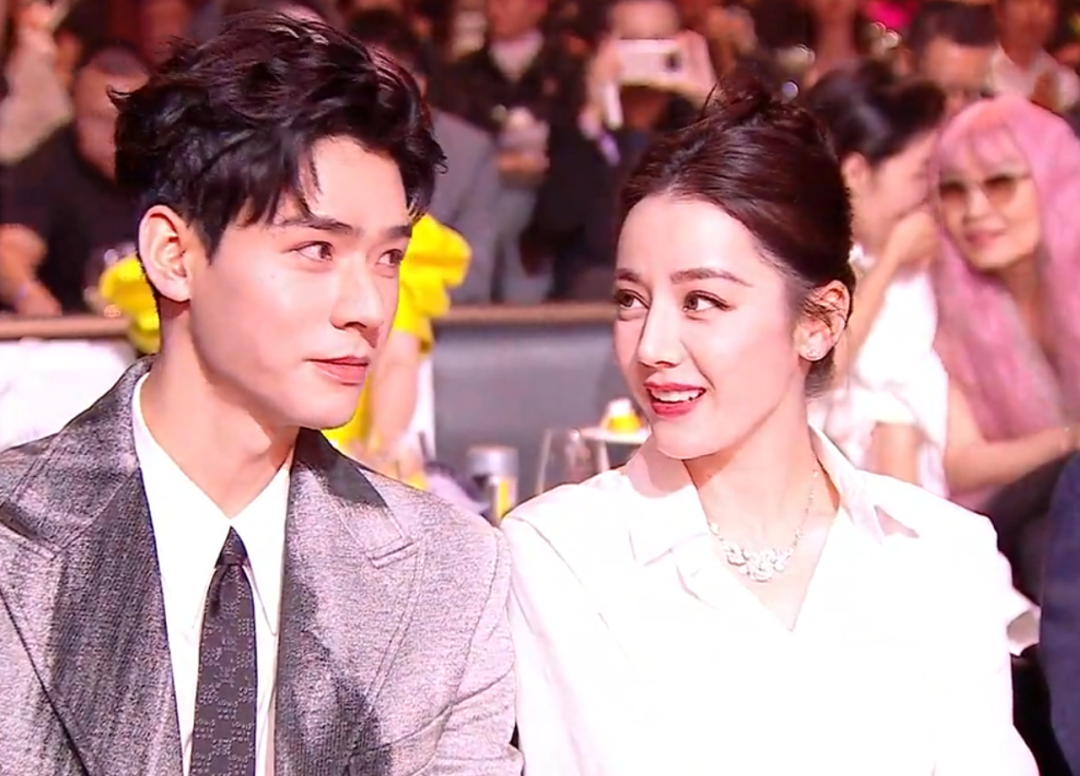 芭莎派对现场看点!赵丽颖被敬酒手足无措,杨紫范丞丞同框调笑