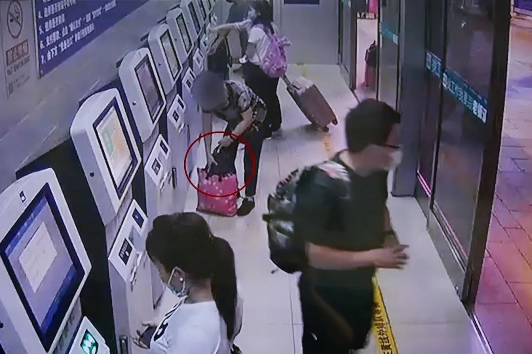 首页|女子捡到钱包直接揣进兜?监控拍下全过程