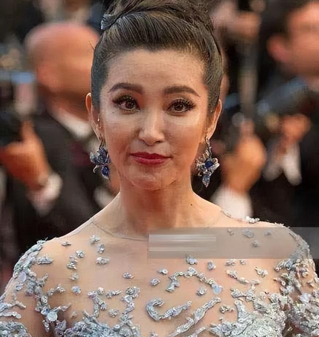 女明星的照片是"照骗"?没有美颜和滤镜,跟普通人有什么区别?