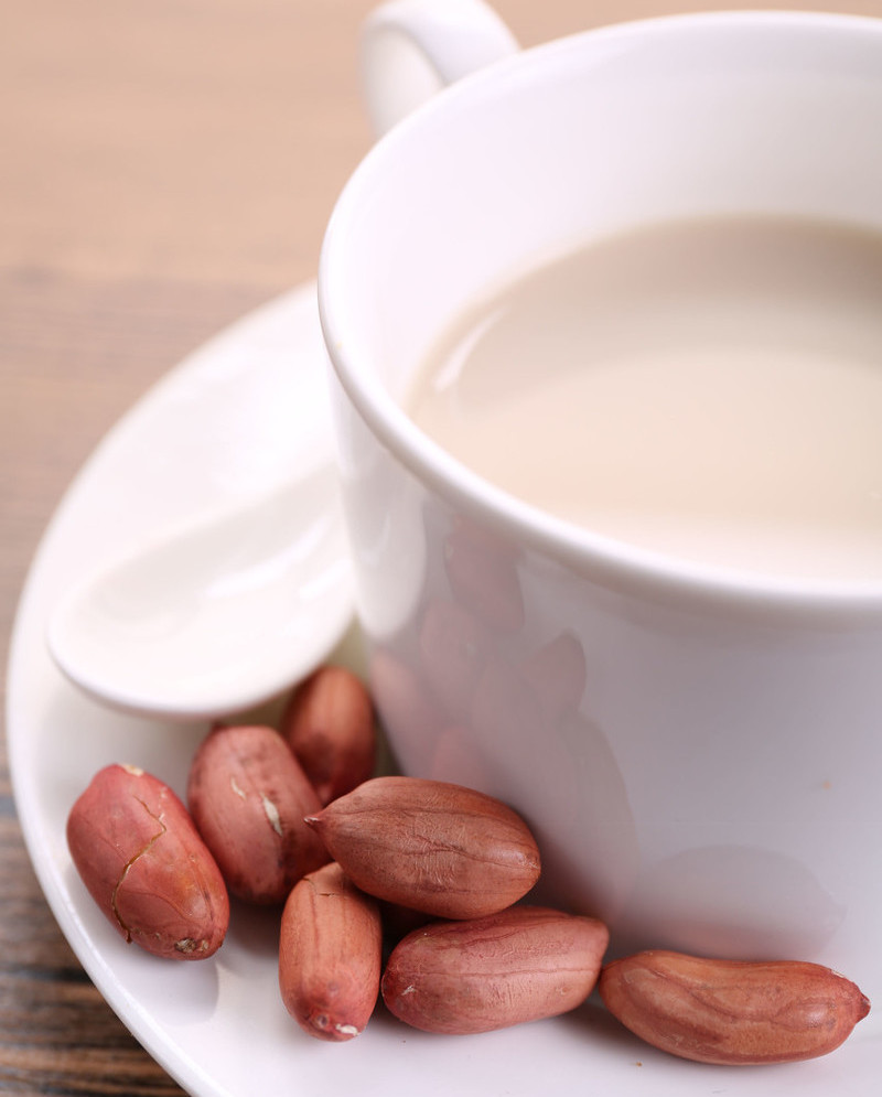 早餐喝自制的花生牛奶,泡一泡按一下,美味的高蛋白饮品就好了!