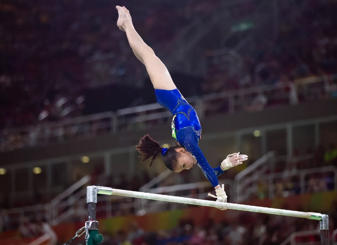 不怕"走光"?女体操运动员穿三角裤比赛,这几点原因你知道吗?
