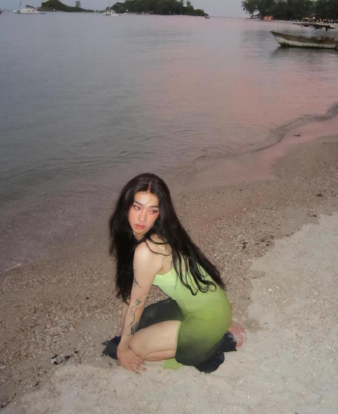 庾澄庆儿子庾恩利晒女装照,一身超短裙眼神迷离,网友:儿女双全