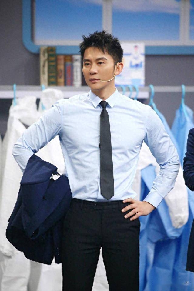 回顾著名导演曾讽刺李晨一张脸像50岁扮演17岁中学生网友都吐了