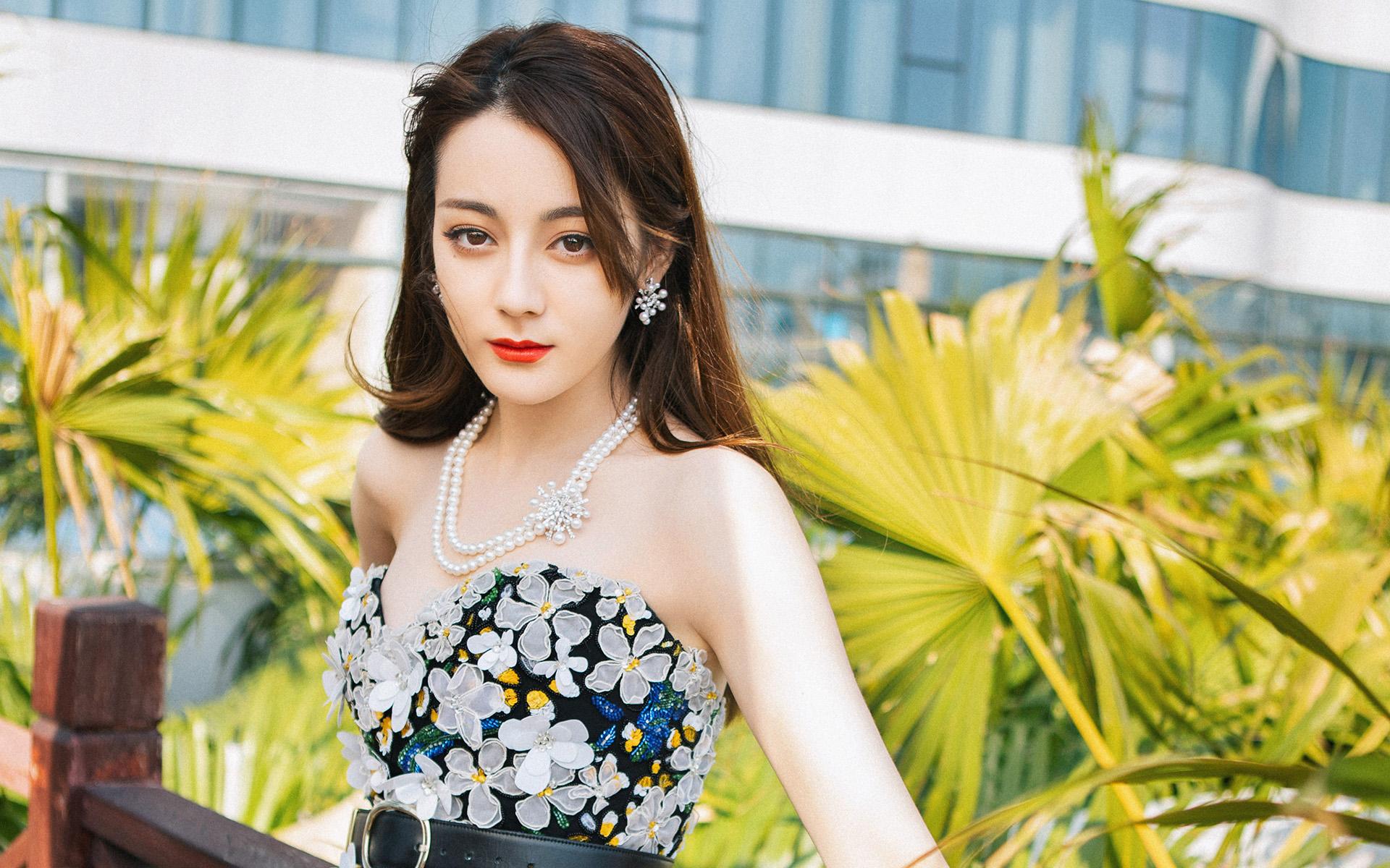 女艺人月均活跃粉丝数排名,赵露思垫底,热巴第二,榜首让人意外
