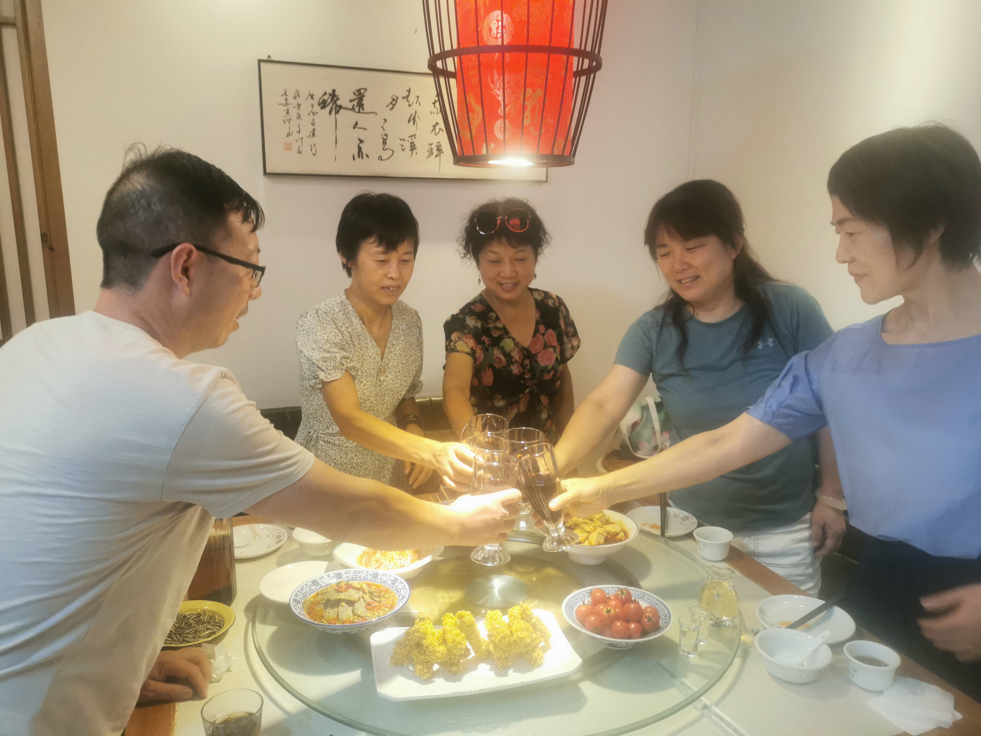 「聚大荔」为友谊干杯,三五文友相聚五谷食坊,享用美文与美食