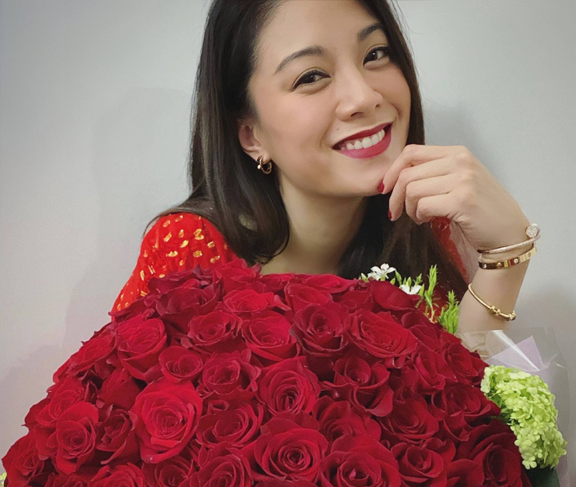 恭喜!香港著名女星廖碧儿疑迎来新恋情,生日收大束玫瑰超浪漫