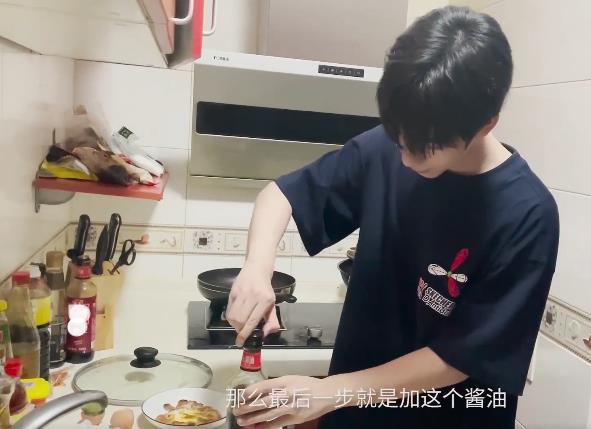 贺峻霖宿舍自拍,袜子摆在宠物狗旁边,若宋亚轩得知会心疼