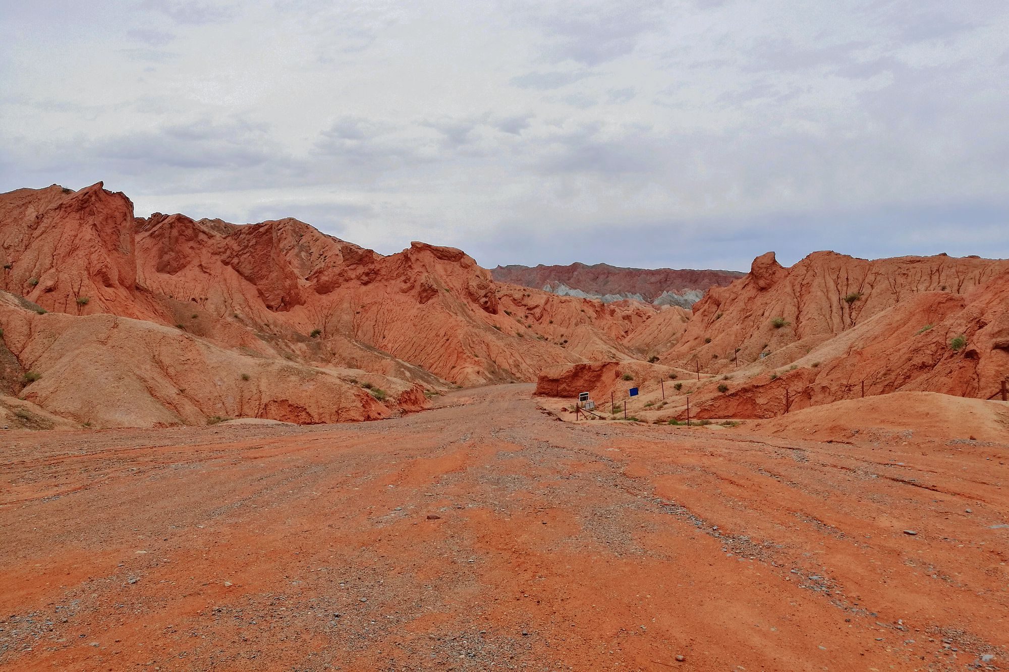 甘肃玉门赤金峡水利风景区,这里有绝美的丹霞地貌,让人过目难忘