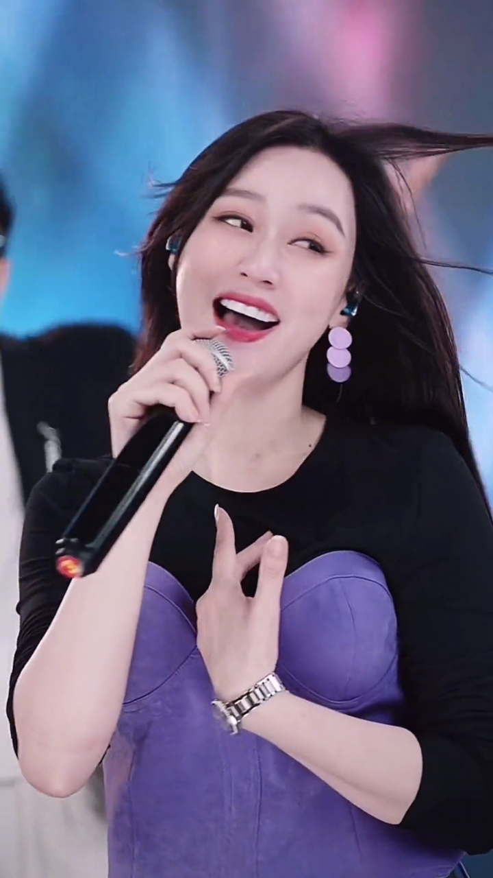 网红歌手唐艺演唱歌曲《狼的诱惑》-度小视