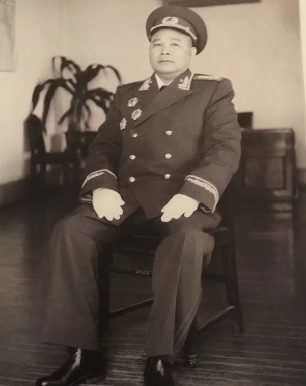 1955年大授衔,徐海东辞谢大将军衔,他推荐了哪两个人?