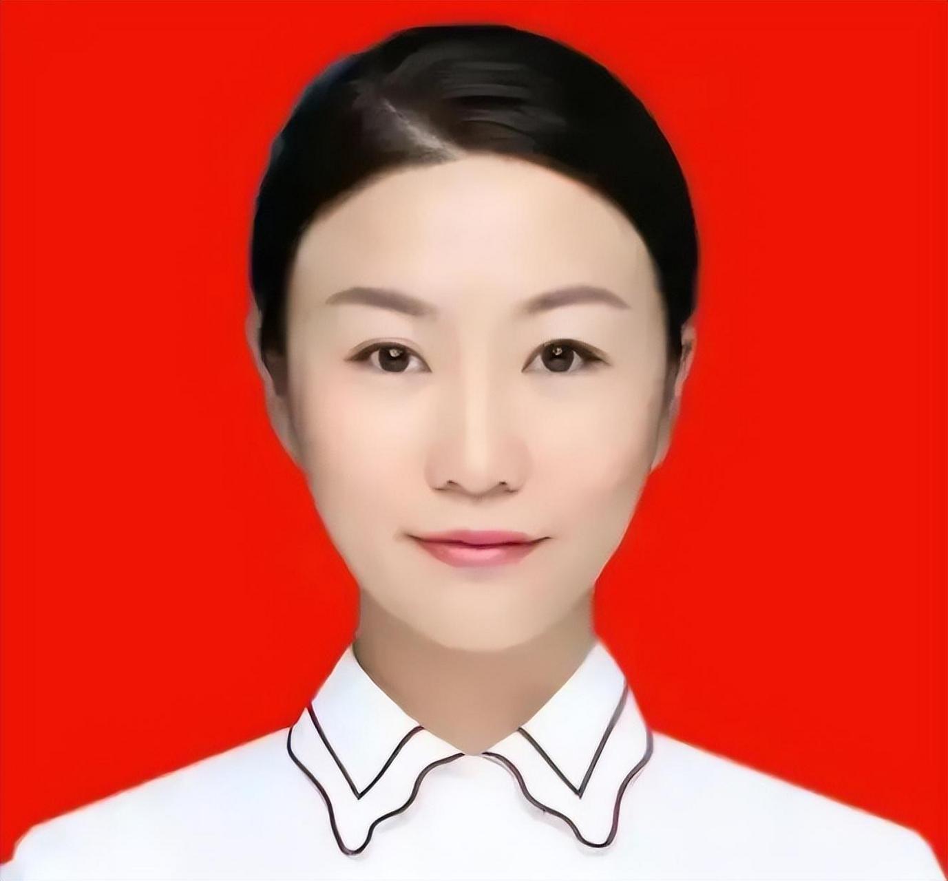 她在21岁时大学毕业,立即被任命为红谷滩新区的干部.