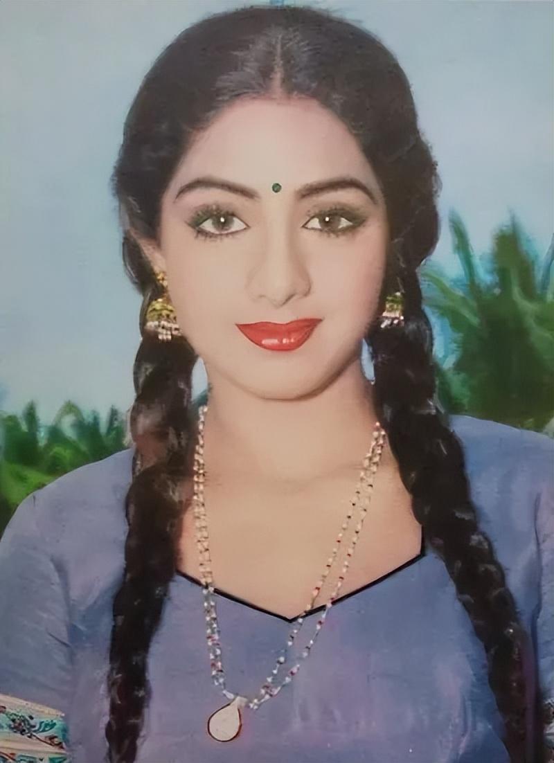 印度国宝级女星:4岁出道,54岁离奇死亡,凭什么能享受国葬?