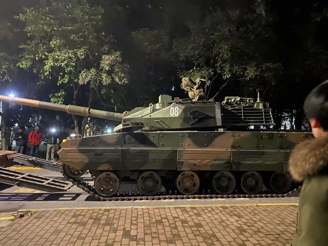 答:确实可以亲眼看见(运气足够好的话).