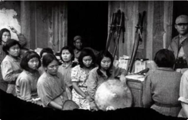 鬼子进村罕见老照片:日军搂着中国小女孩,这眼神让人心疼!