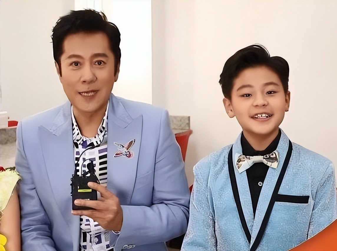 蔡国庆儿子引争议,6年全科免考毕业或升重点,晒近照五官似妈