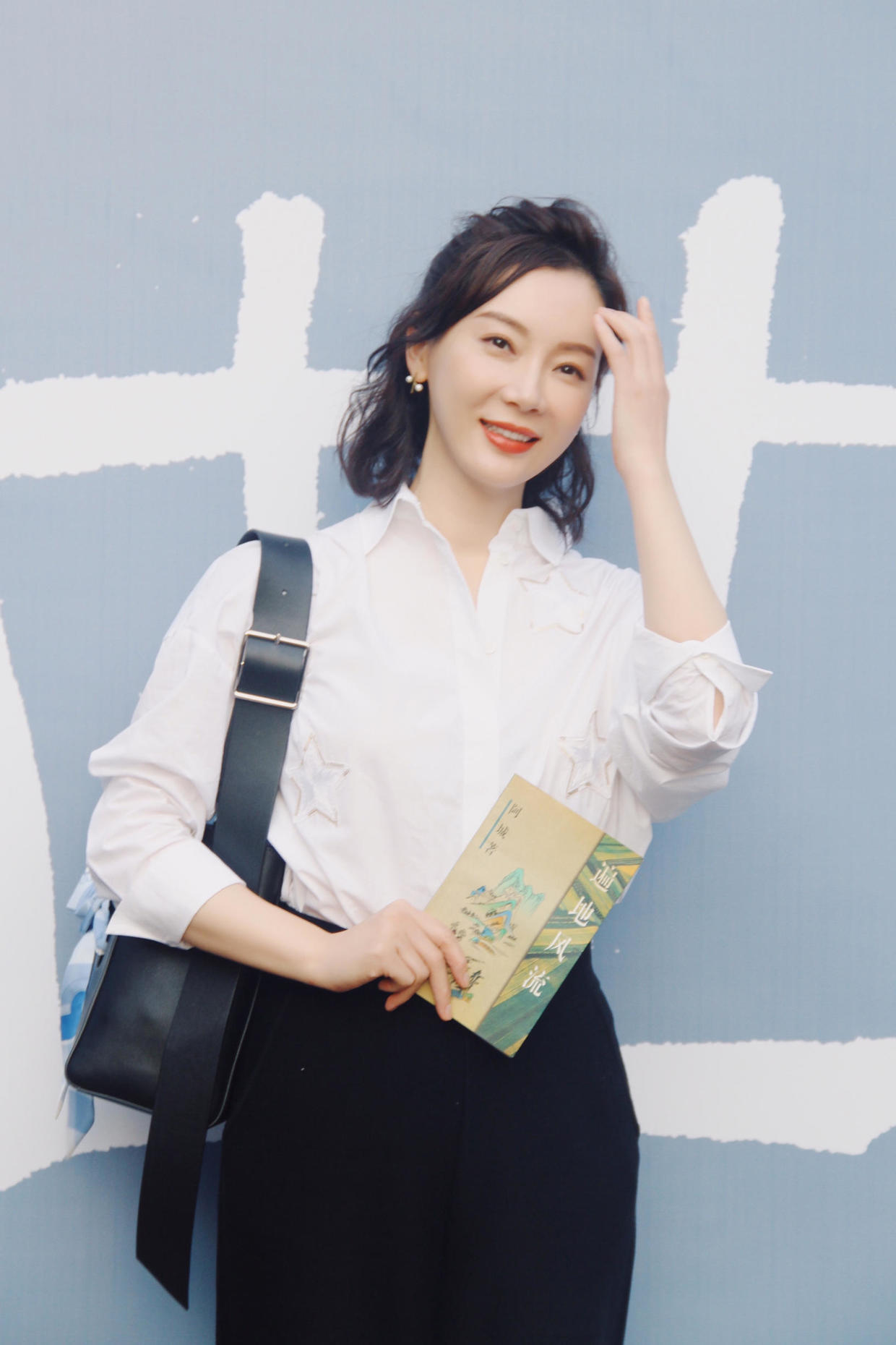 陈数真是知性女人典范,白衬衫配五分西装裤利落干练,霸气优雅