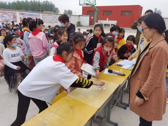 怀远县万福镇夏庄小学校园举行大阅读朗诵比赛