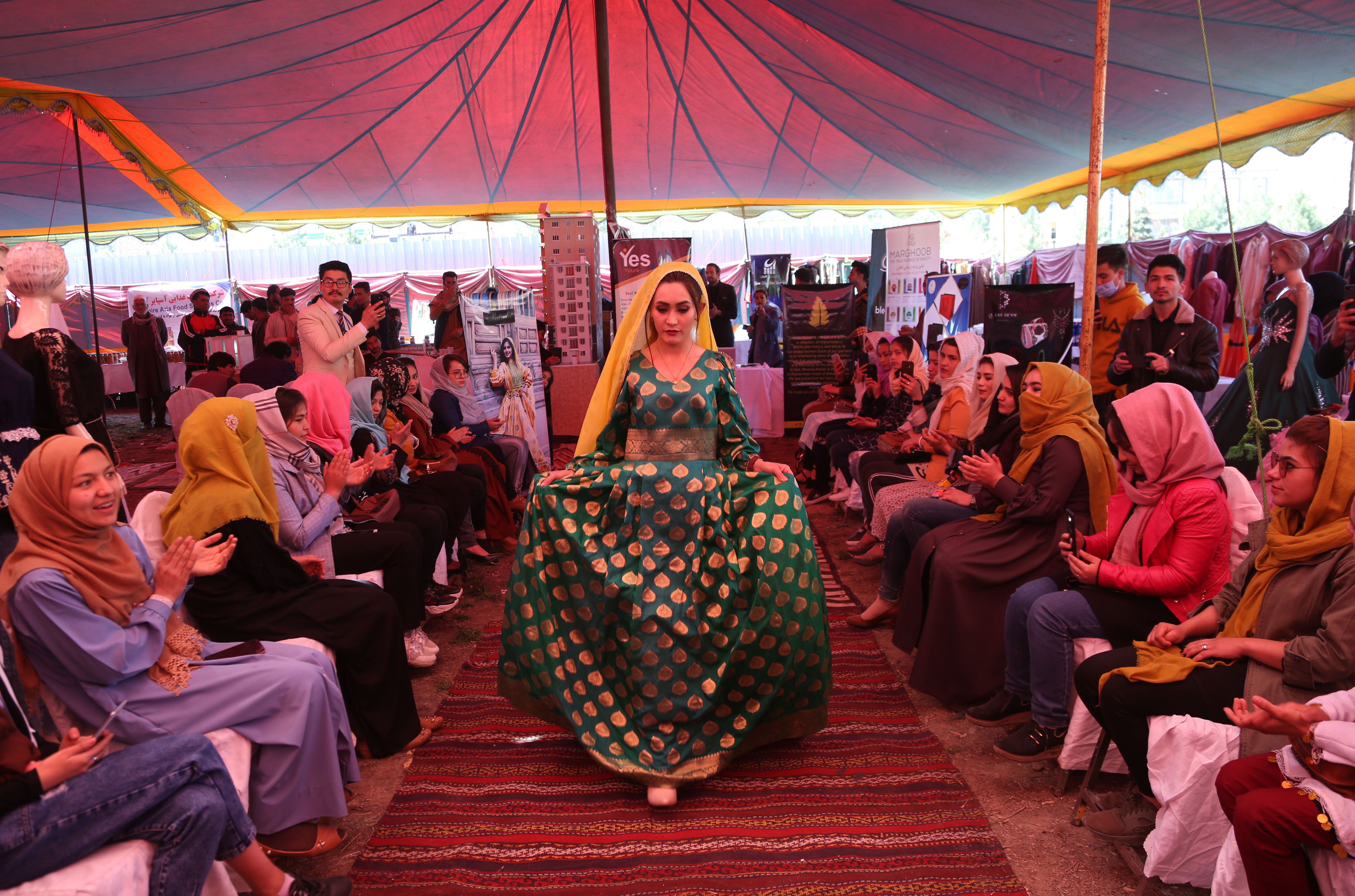 阿富汗:展销会上的服装秀