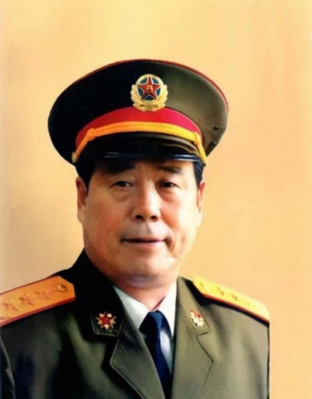他接替张万年任总参谋长,63岁升上将,儿子是东部战区陆军副司令